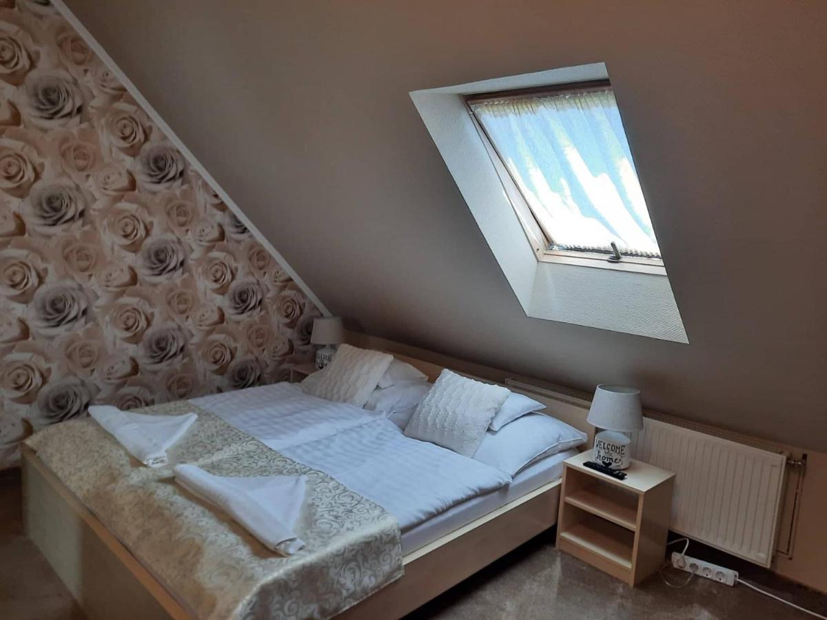 Kek Laguna Wellness Apartmanok Egerszalok Ngoại thất bức ảnh