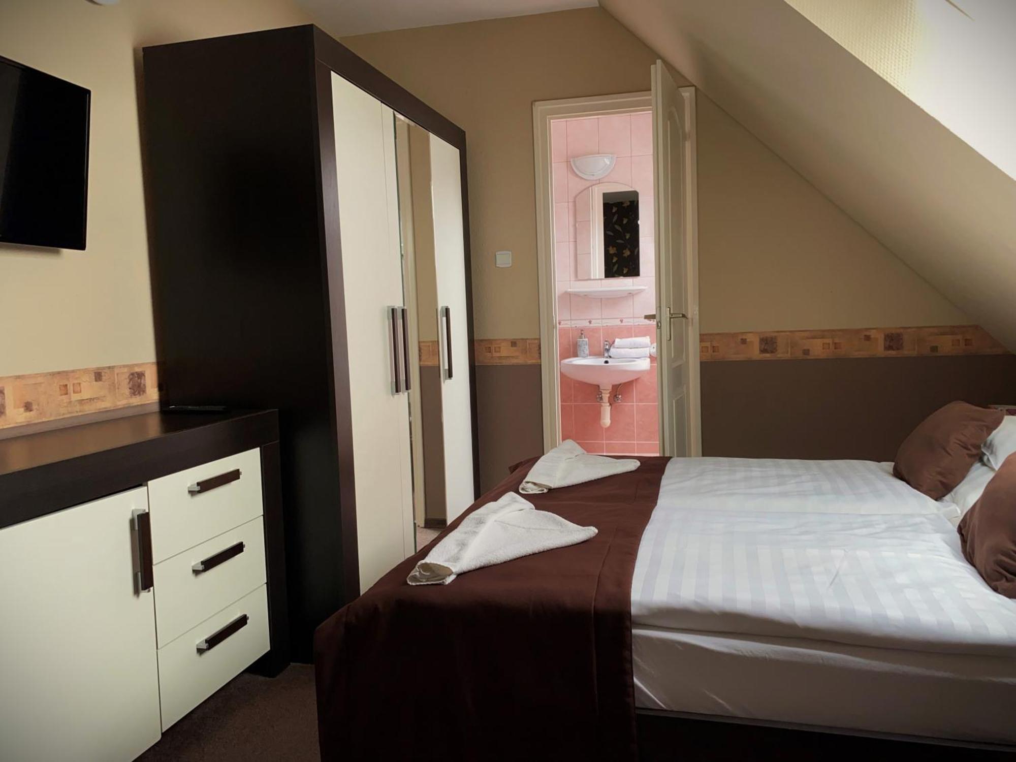 Kek Laguna Wellness Apartmanok Egerszalok Ngoại thất bức ảnh