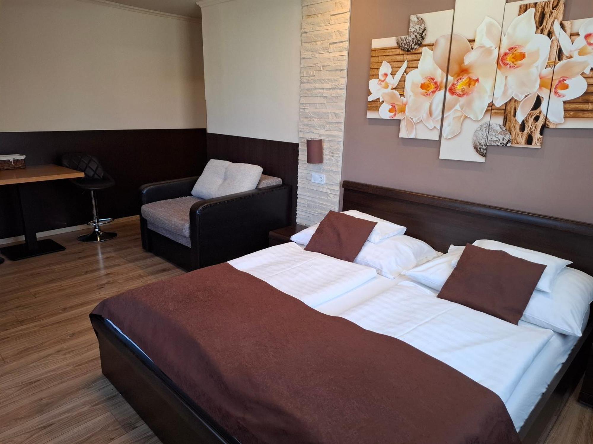 Kek Laguna Wellness Apartmanok Egerszalok Ngoại thất bức ảnh